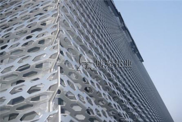 3104鋁板卷在建筑行業(yè)的應(yīng)用，廠家直供價(jià)格多少？